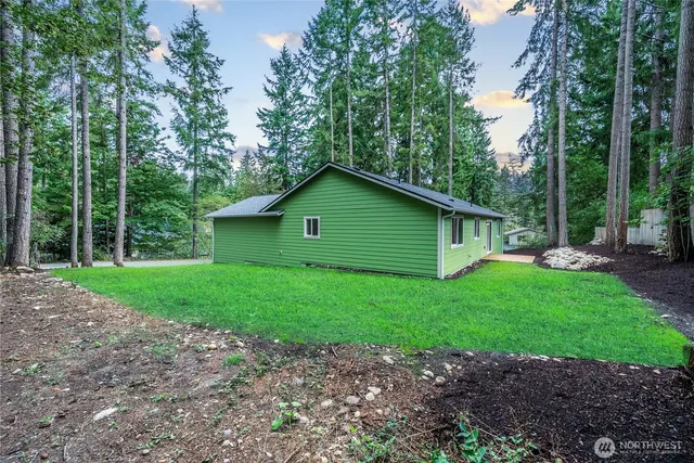 a view of a house with backyard and garden