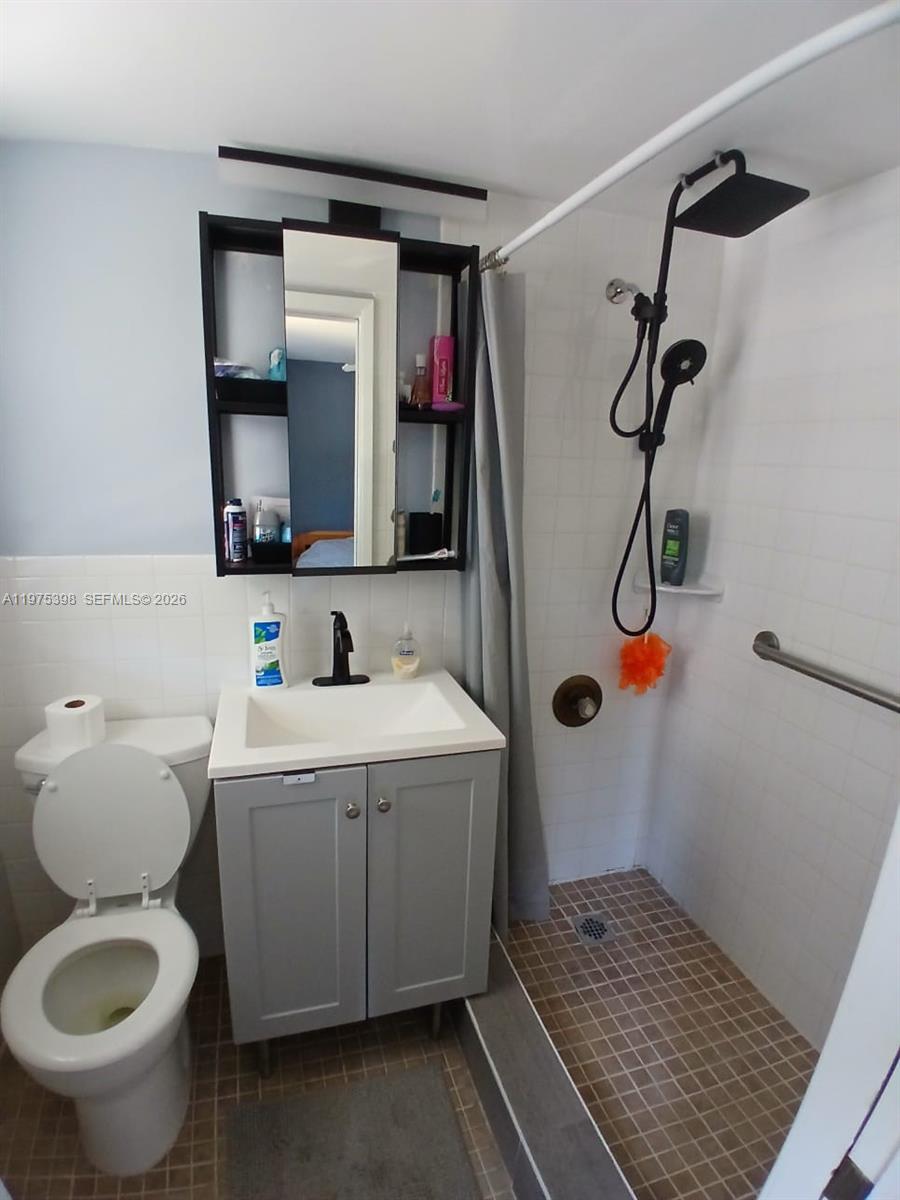 901 North Birch Road, Unit 9B Fort Lauderdale, FL 33304 - Photo 4 of 12 a bathroom with a sink toilet and shower