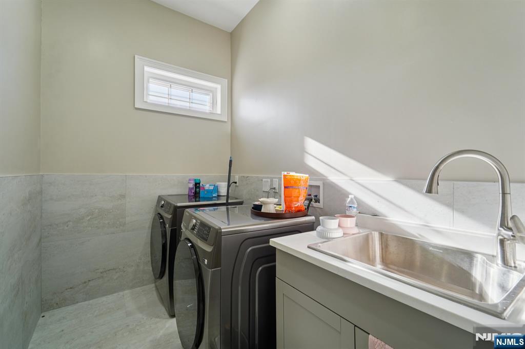 24 Holmes Lane Wayne, NJ 07470 - Photo 30 of 47 a utility room with dryer and washer