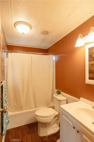 a view of entryway with a small yard