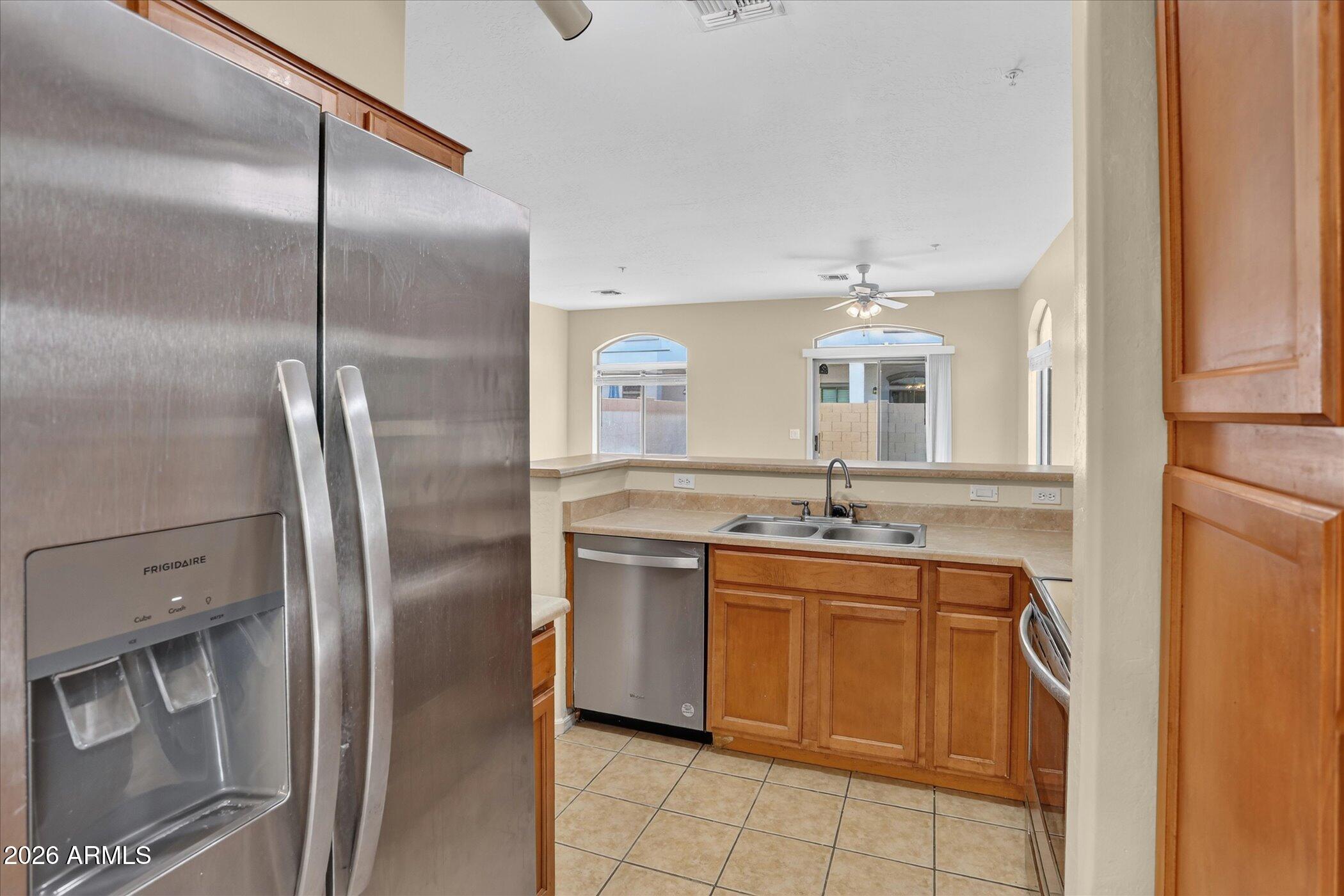 2150 East Bell Road, Unit 1090 Phoenix, AZ 85022 - Photo 14 of 39 12-Kitchen