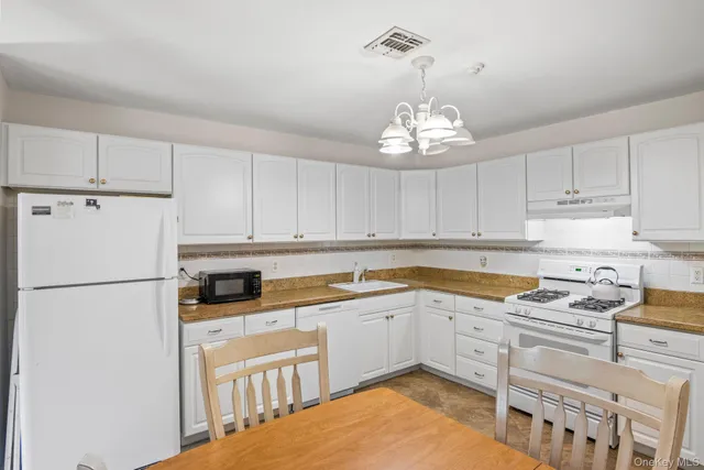 $659,000 | 124 Erin Lane, East Setauket, NY 11733