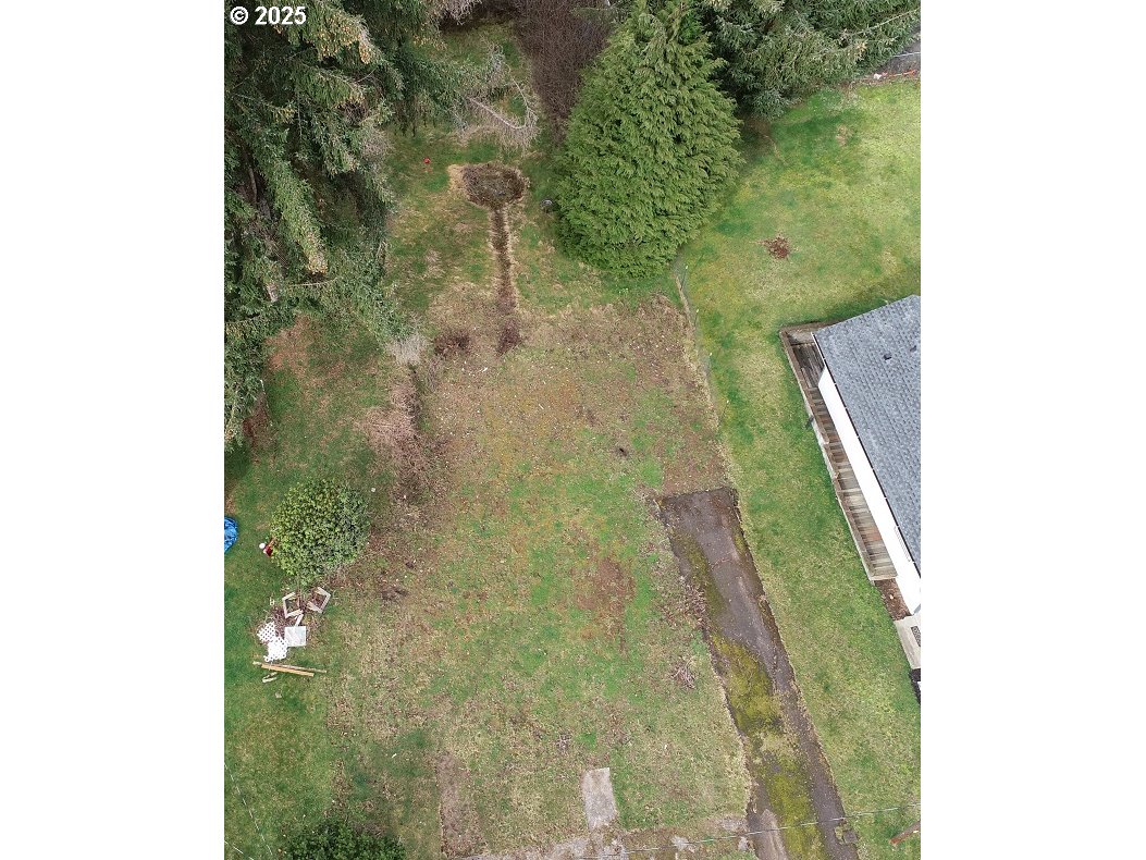 959 Rose Avenue Vernonia, OR 97064 - Photo 3 of 13 a view of a bathroom shower