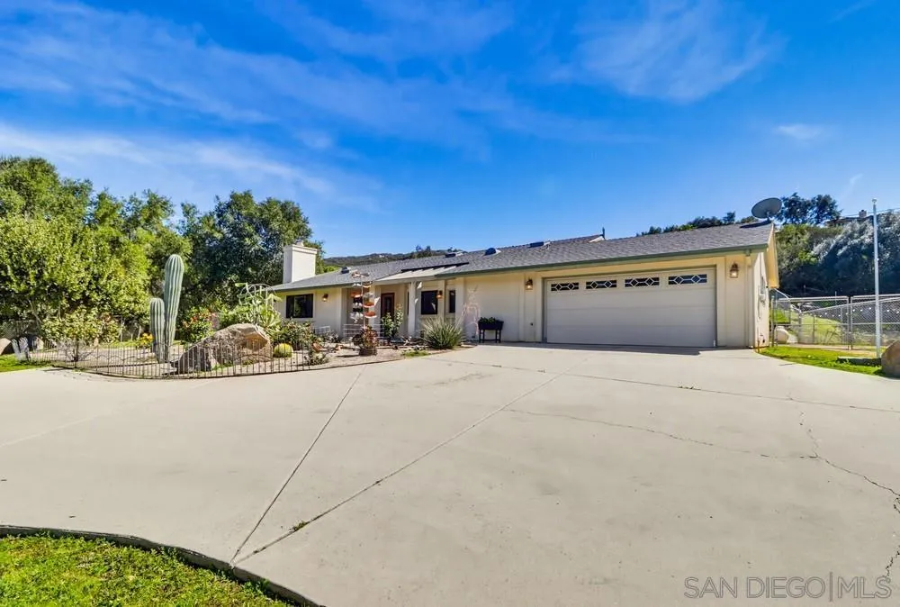 359 Galloway Valley Road Alpine, CA 91901 - Photo 5 of 50 a big room with table and chairs