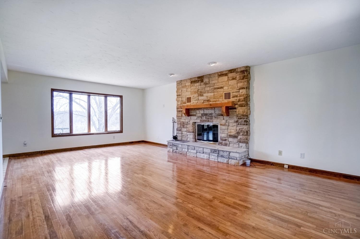 5393 Haft Road Cincinnati, OH 45247 - Photo 4 of 33