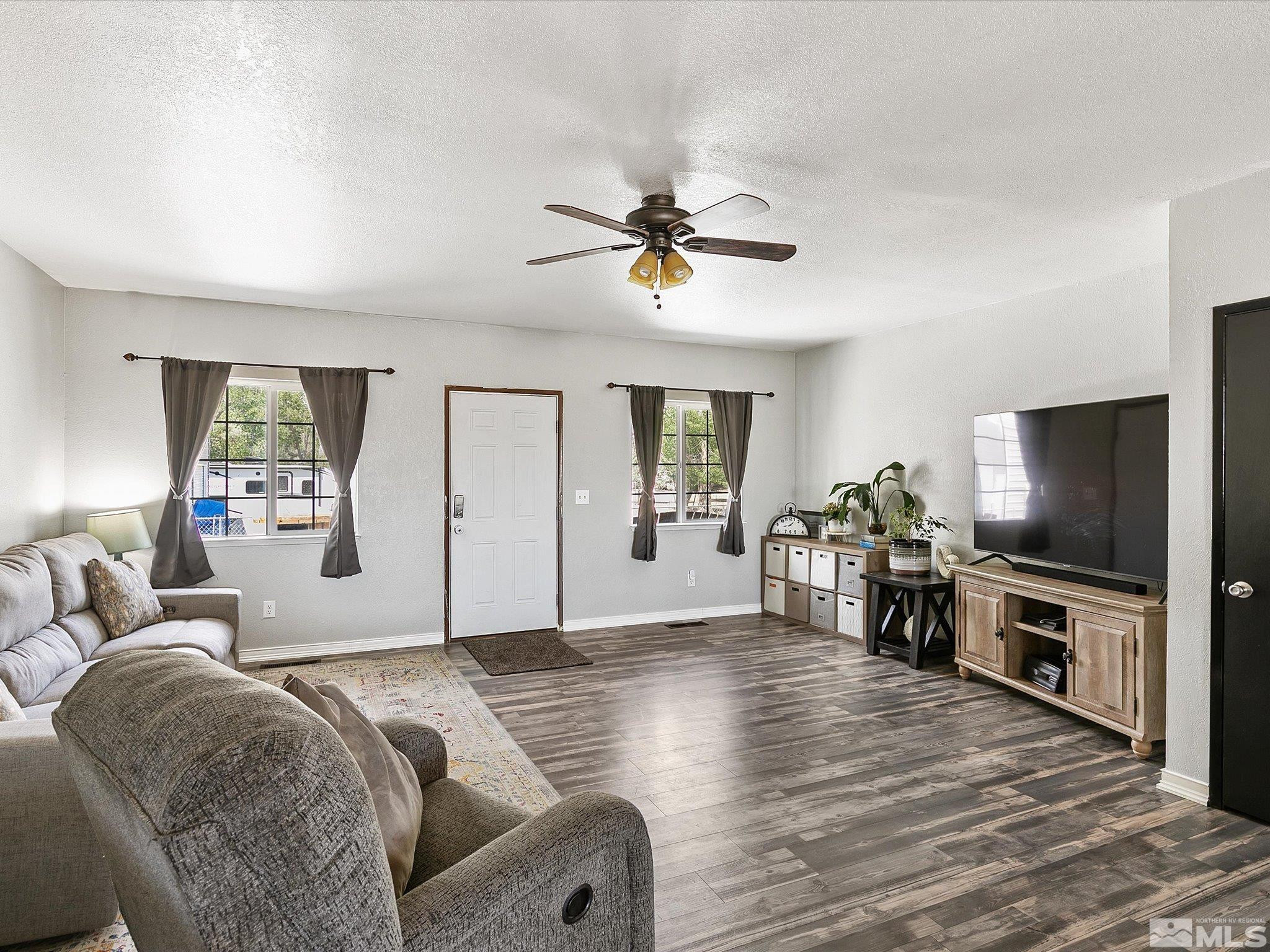 660 Northview Drive Fallon, NV 89406 - Photo 14 of 33 a living room with furniture and a flat screen tv