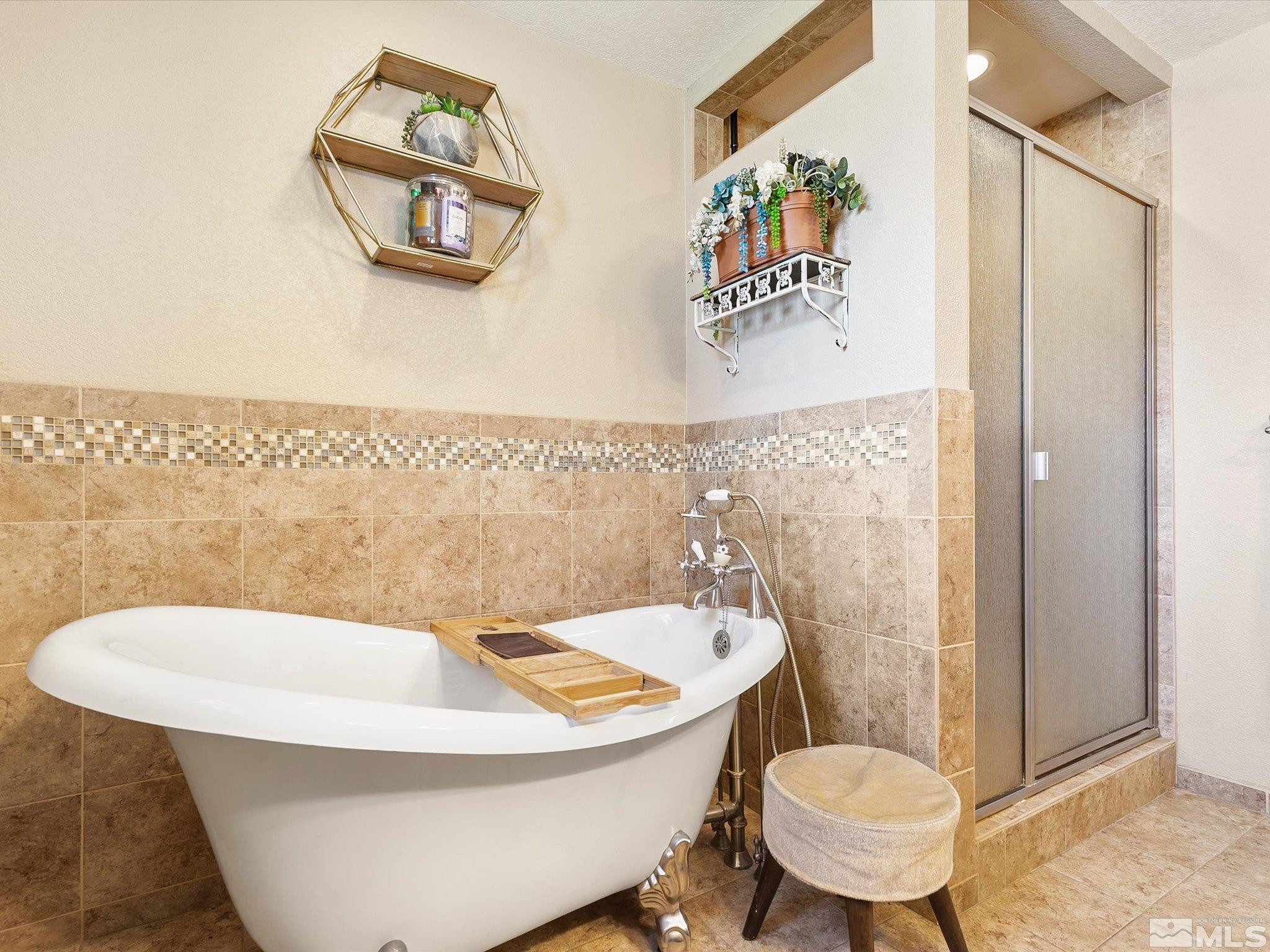 660 Northview Drive Fallon, NV 89406 - Photo 20 of 33 a bathroom with a sink a toilet a mirror and bathtub
