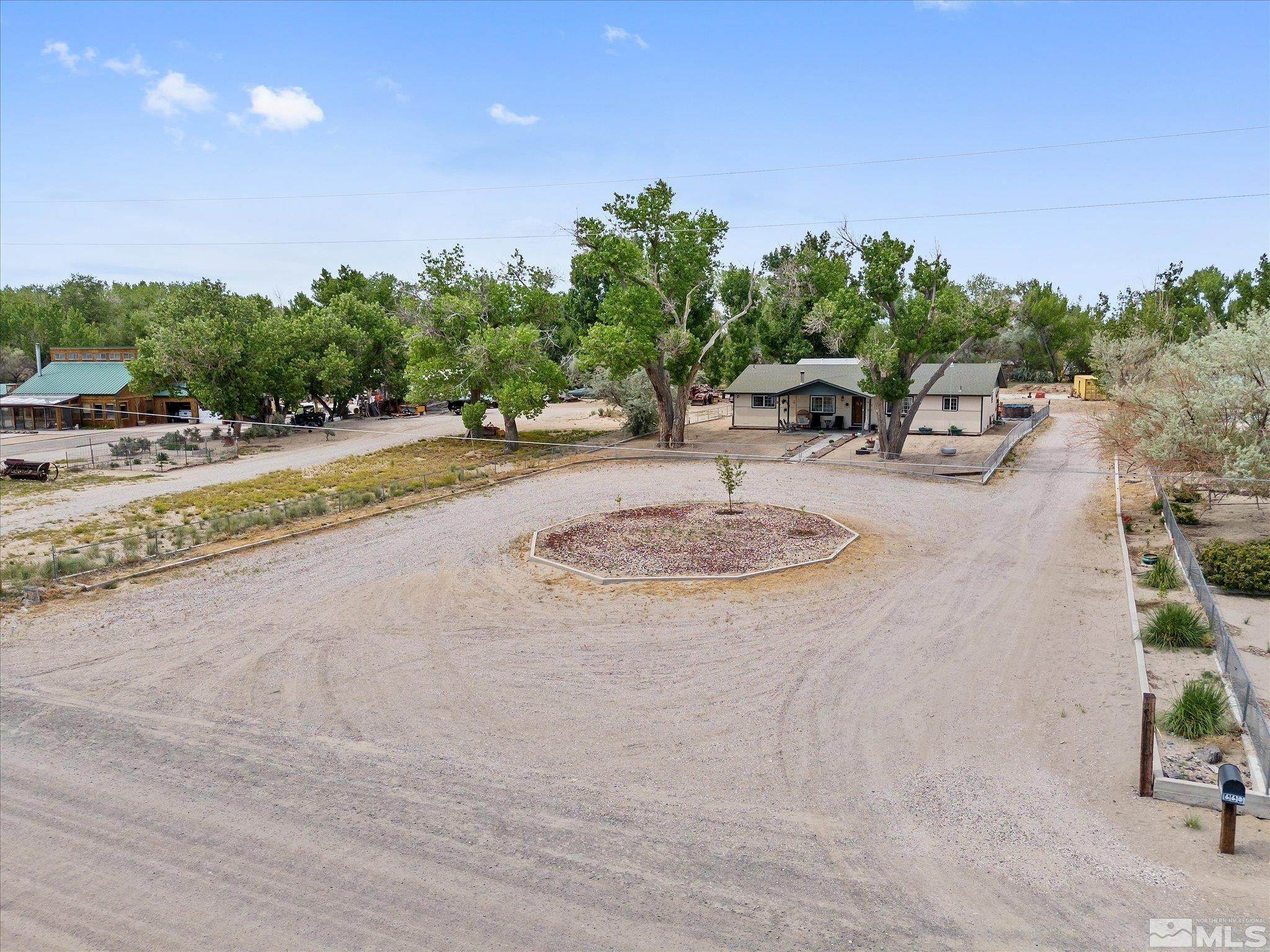660 Northview Drive Fallon, NV 89406 - Photo 31 of 33 a swimming pool with outdoor seating and plants