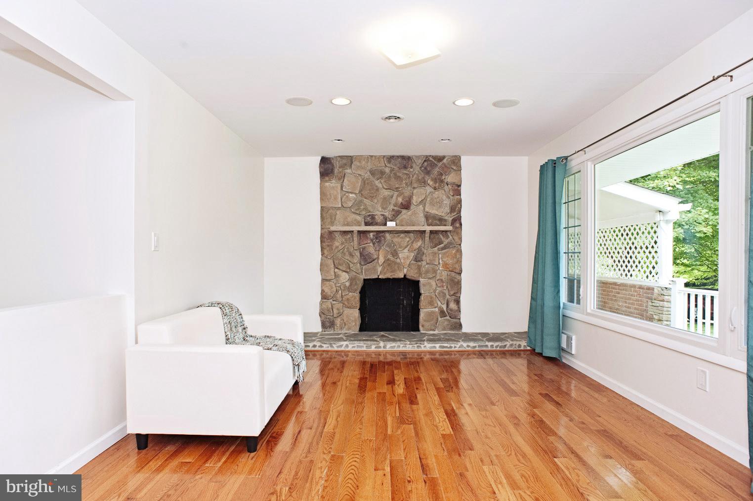 11601 Johns Hopkins Road Fulton, MD 20759 - Photo 7 of 30 Living Room