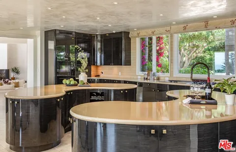 $25,000,000 | 6051 Philip Avenue, Malibu, CA 90265