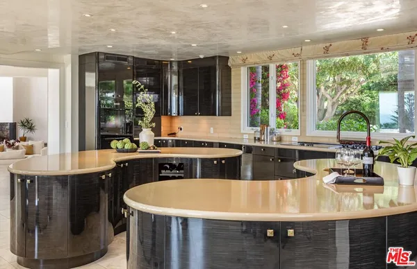 $25,000,000 | 6051 Philip Avenue, Malibu, CA 90265