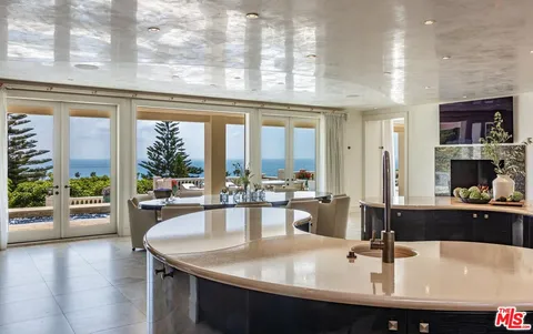 $25,000,000 | 6051 Philip Avenue, Malibu, CA 90265