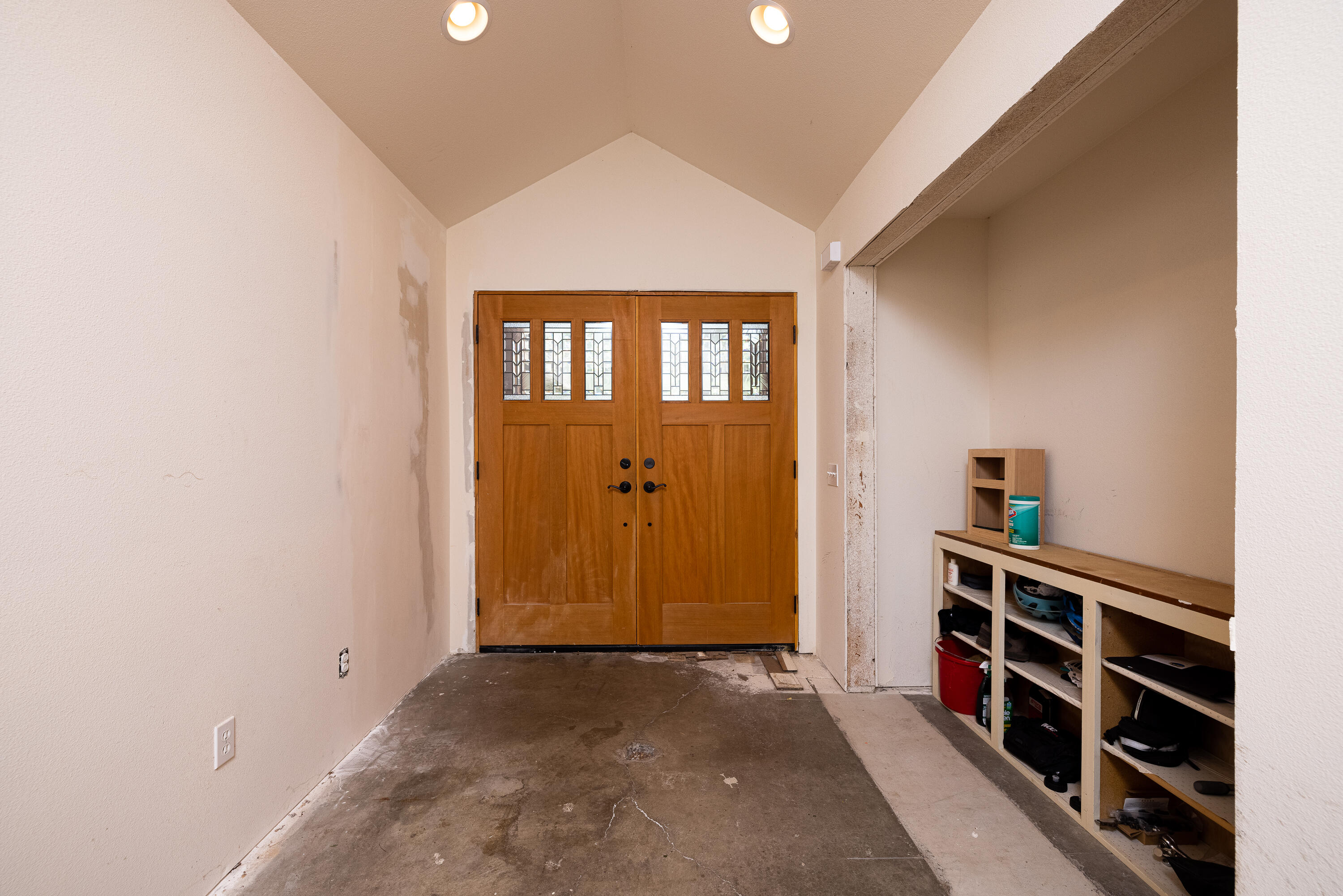 20415 Whistle Punk Road Bend, OR 97702 - Photo 12 of 36 Inside Entryway