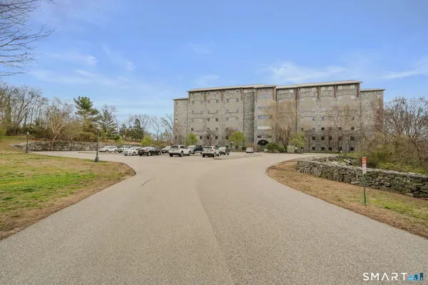 $549,000 | 586 West Thames Street, Unit 610, Norwich, CT 06360