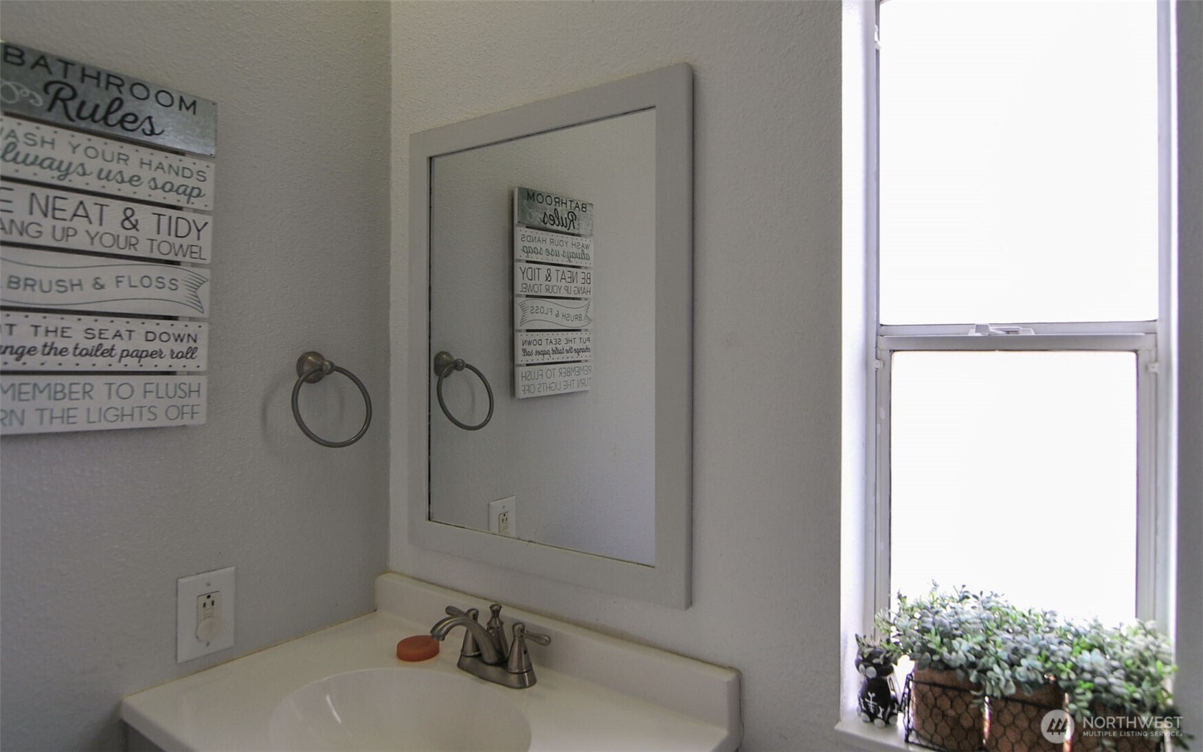 1698 Sunset Drive Wenatchee, WA 98801 - Photo 12 of 22 a bathroom with a sink and a mirror