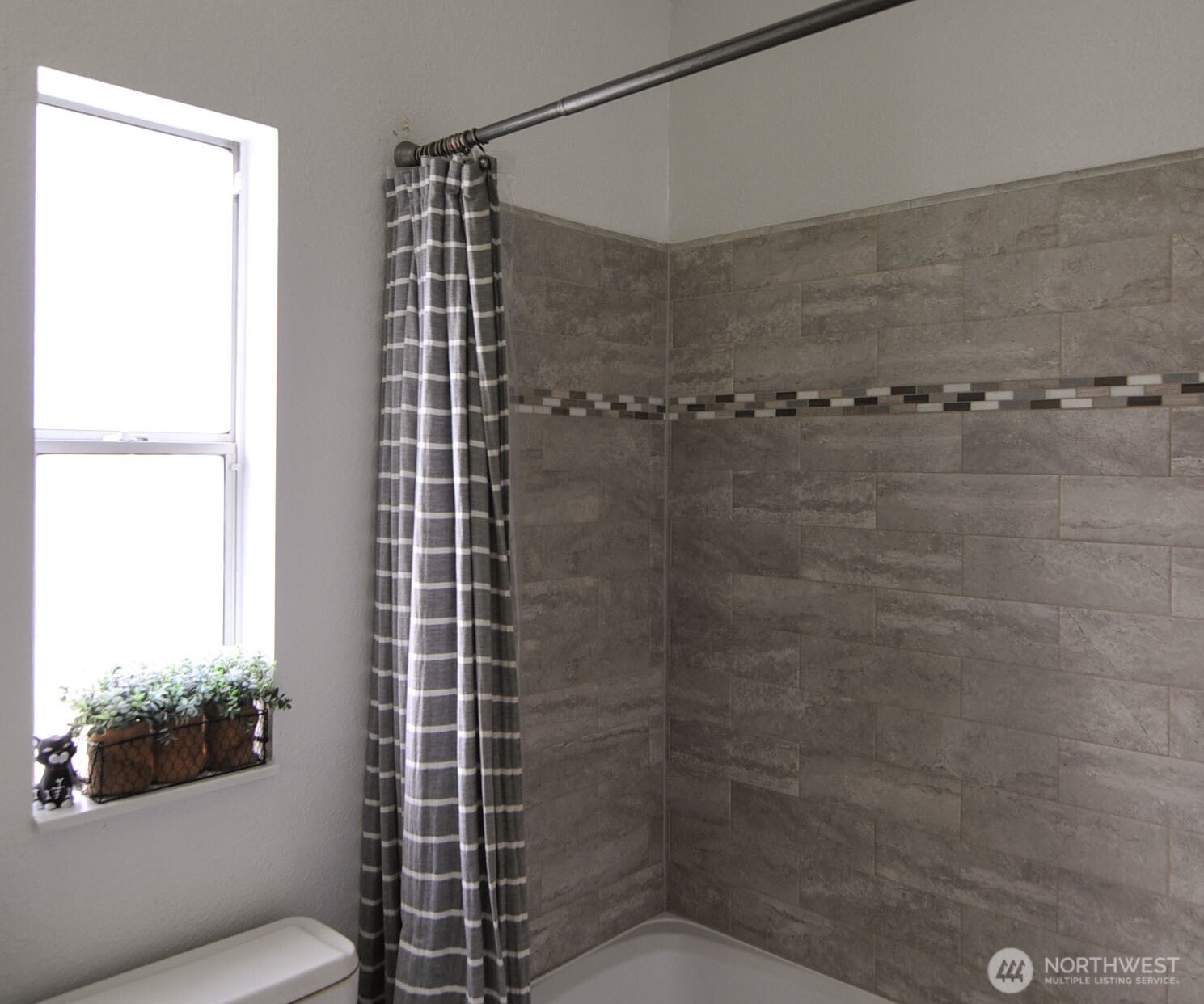 1698 Sunset Drive Wenatchee, WA 98801 - Photo 13 of 22 a bathroom with a shower toilet and sink