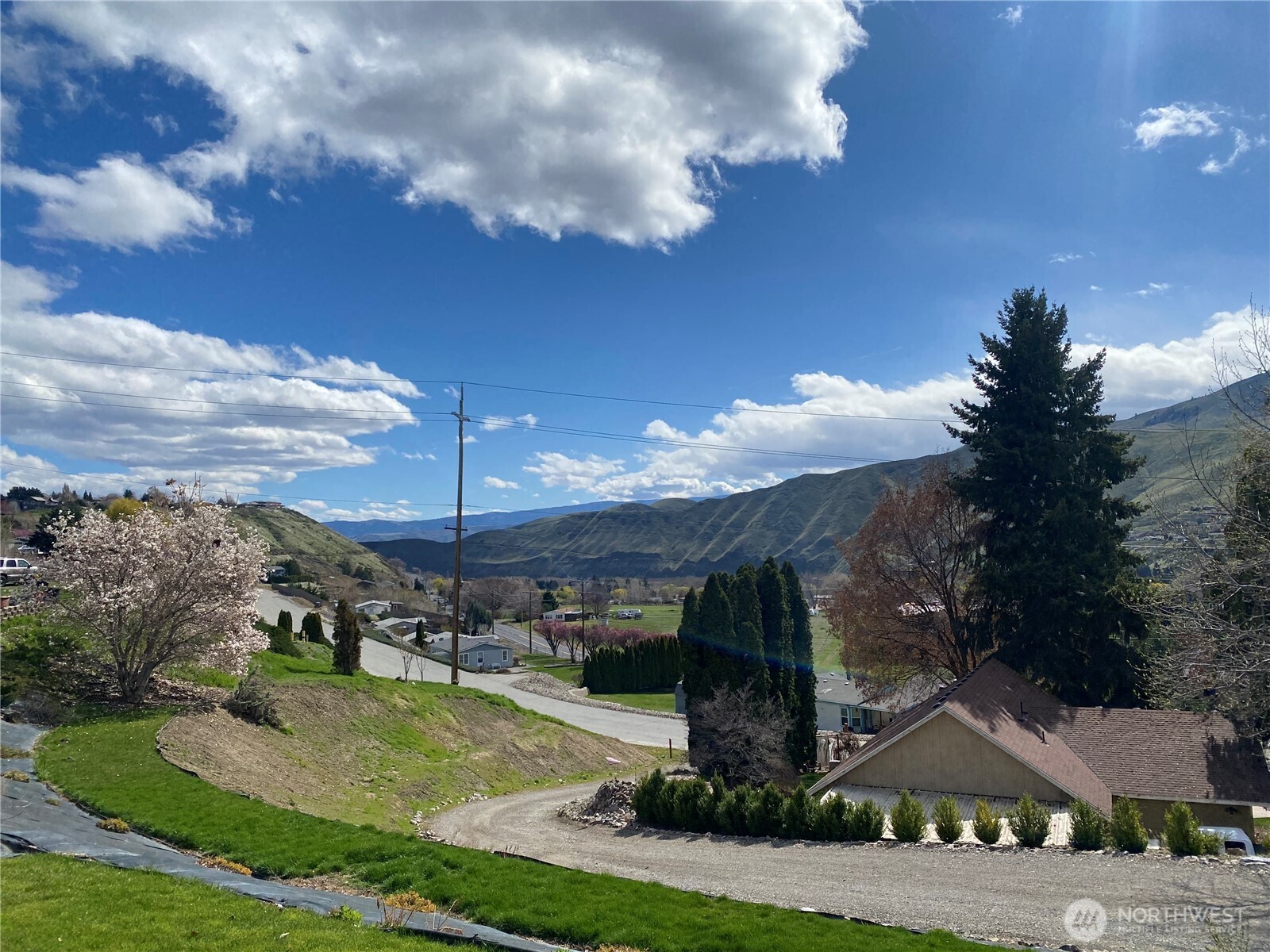 1698 Sunset Drive Wenatchee, WA 98801 - Photo 20 of 22 a front view of house with yard and green space