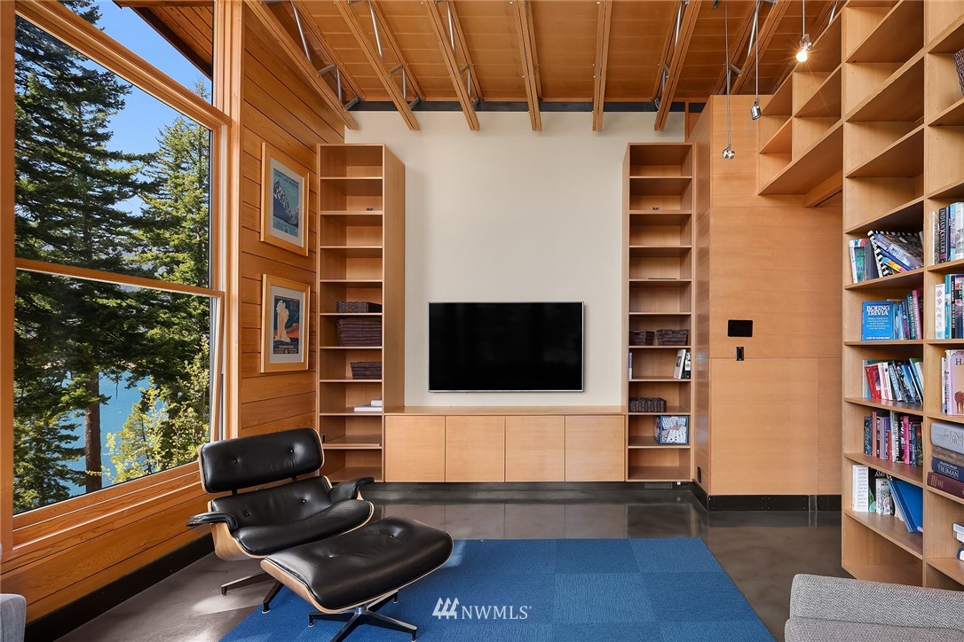 821 Timber Cove Drive Ronald, WA 98940 - Photo 17 of 40 a living room with patio furniture and a flat screen tv