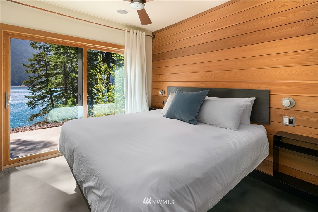 821 Timber Cove Drive Ronald, WA 98940 - Photo 18 of 40 a large bed sitting in a bedroom next to a window