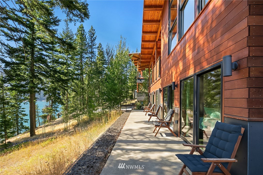 821 Timber Cove Drive Ronald, WA 98940 - Photo 19 of 40 a view of balcony with two chairs and a table