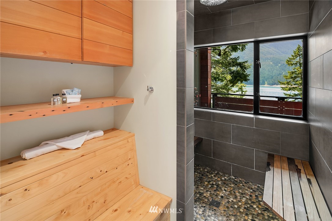 821 Timber Cove Drive Ronald, WA 98940 - Photo 20 of 40 a bathroom with a sink and a shower