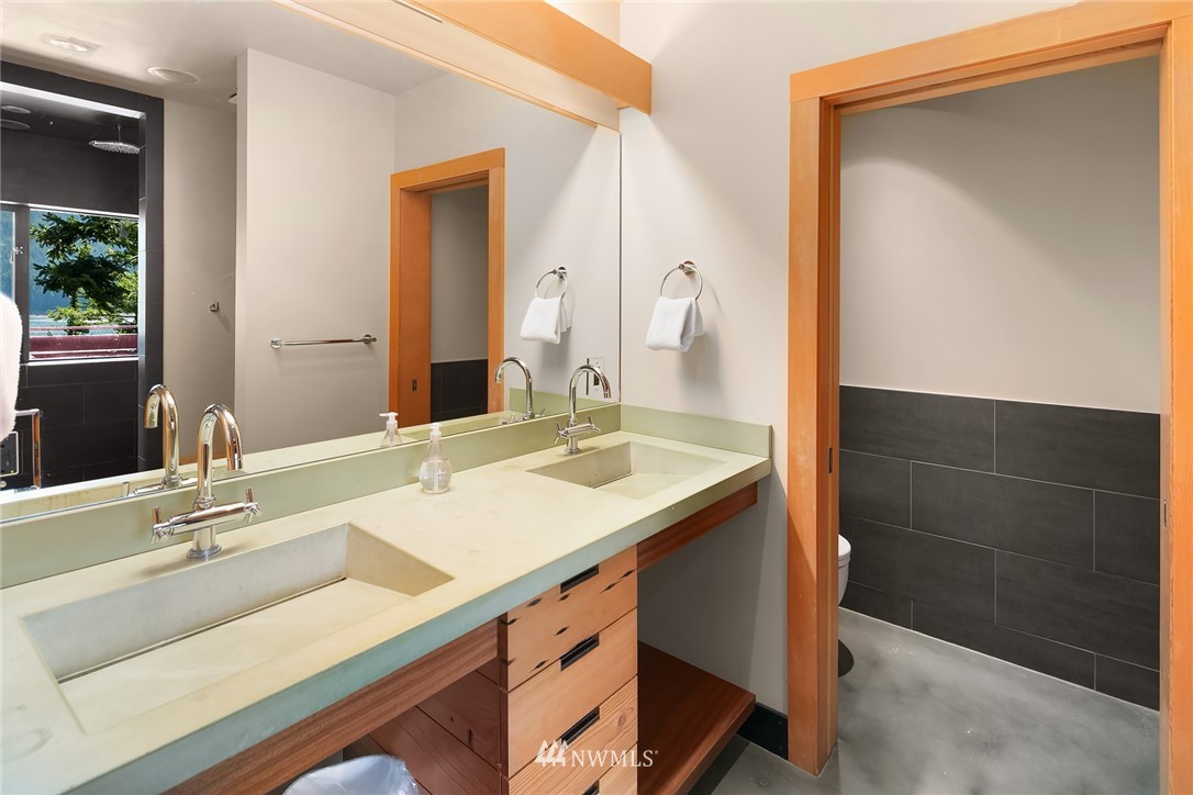 821 Timber Cove Drive Ronald, WA 98940 - Photo 21 of 40 a bathroom with a sink and a mirror