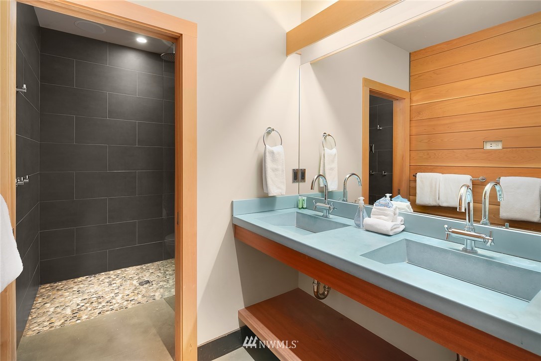 821 Timber Cove Drive Ronald, WA 98940 - Photo 24 of 40 a bathroom with a sink and a mirror