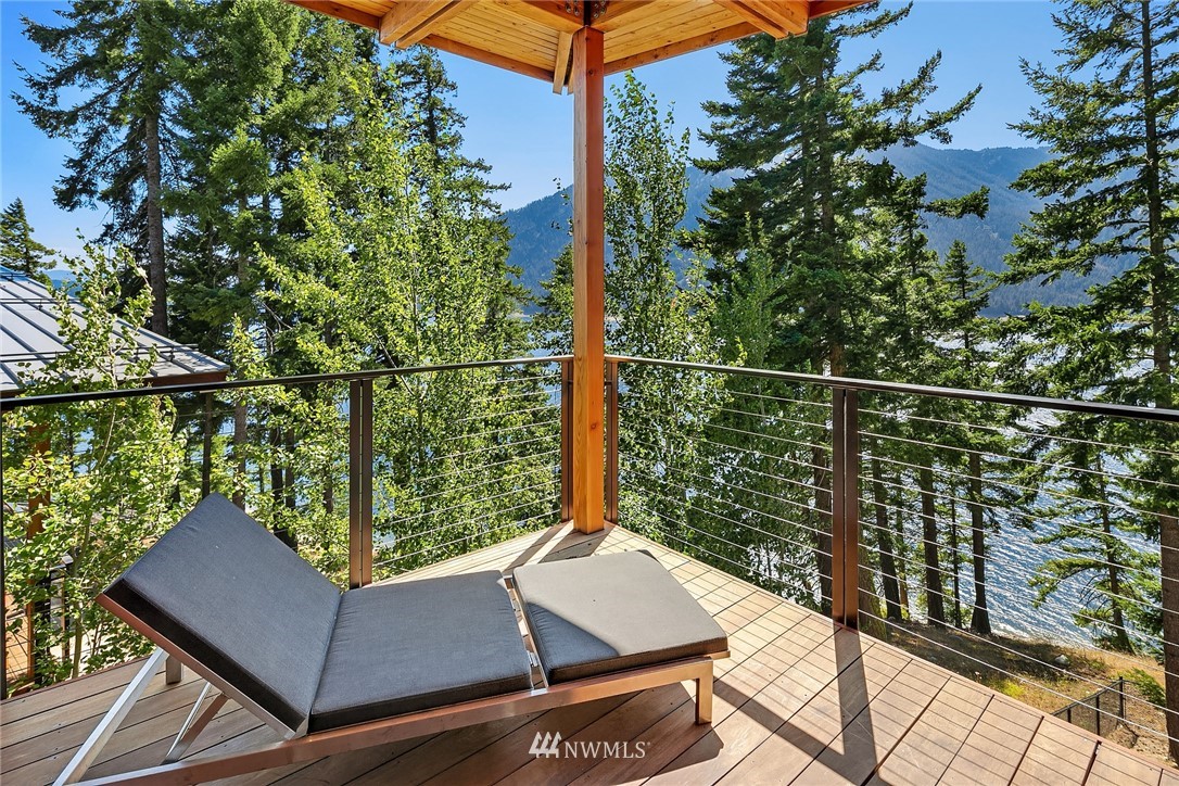 821 Timber Cove Drive Ronald, WA 98940 - Photo 26 of 40 a view of balcony with wooden floor and fence