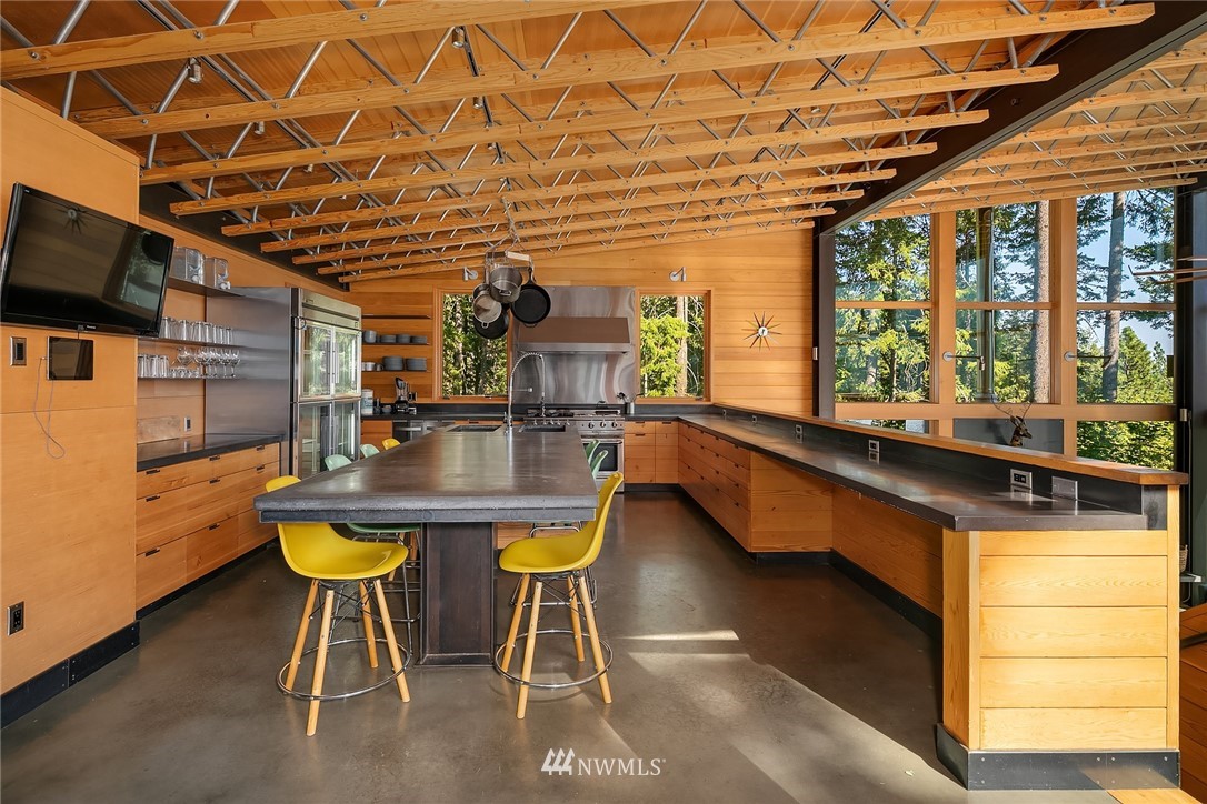 821 Timber Cove Drive Ronald, WA 98940 - Photo 4 of 40 a view of a patio with a table and chairs