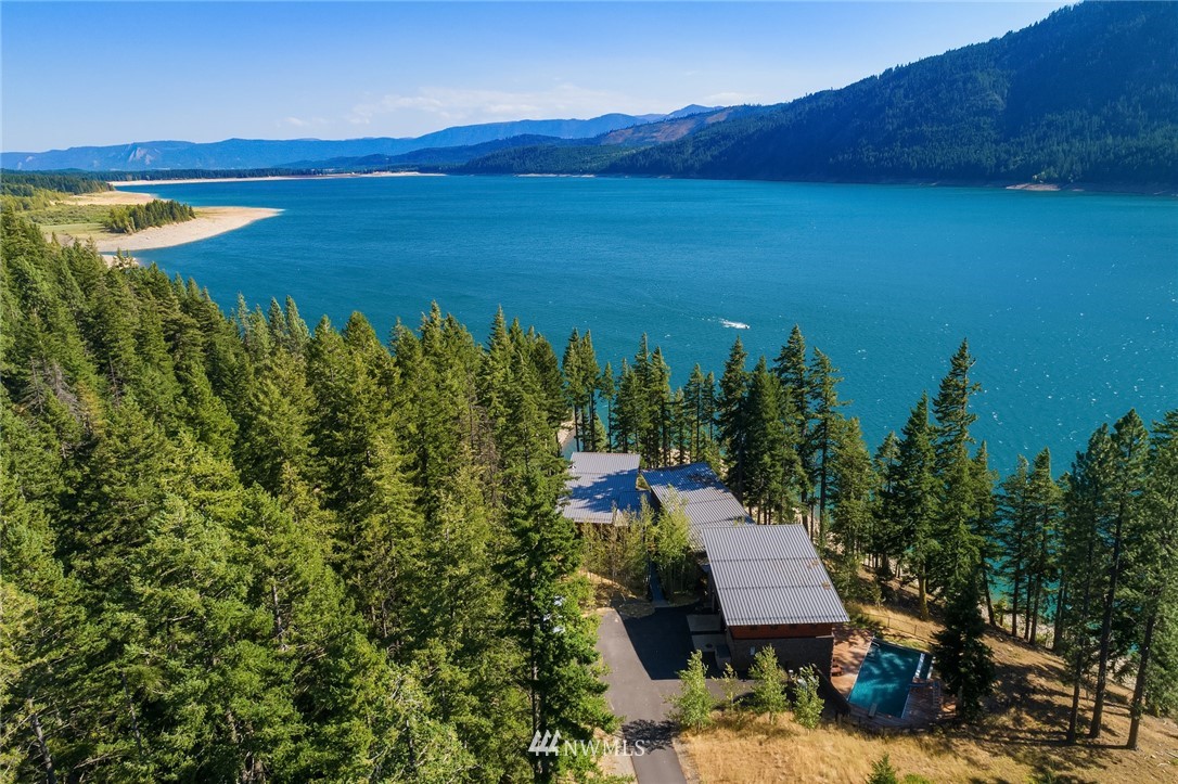 821 Timber Cove Drive Ronald, WA 98940 - Photo 35 of 40 a view of a chairs and table on the terrace