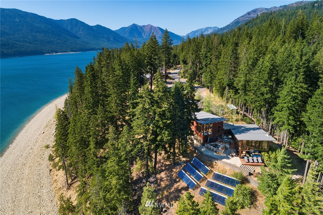 821 Timber Cove Drive Ronald, WA 98940 - Photo 36 of 40 a balcony with an outdoor space and seating