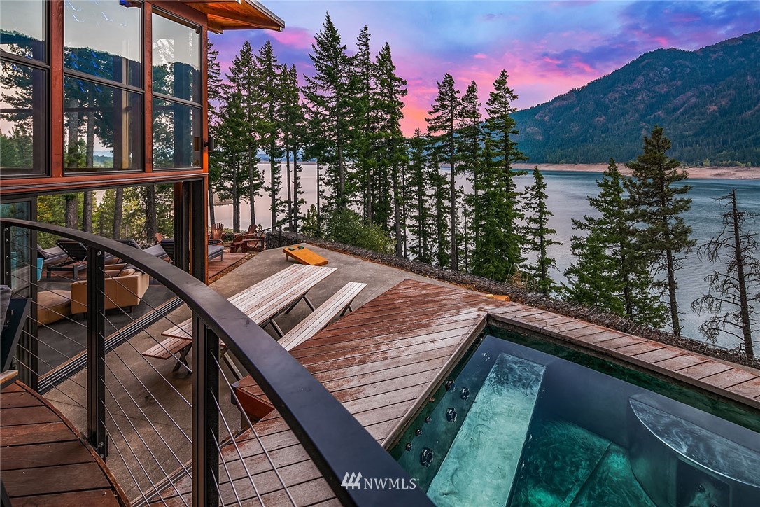 821 Timber Cove Drive Ronald, WA 98940 - Photo 39 of 40 a view of a balcony with mountain view and wooden floor