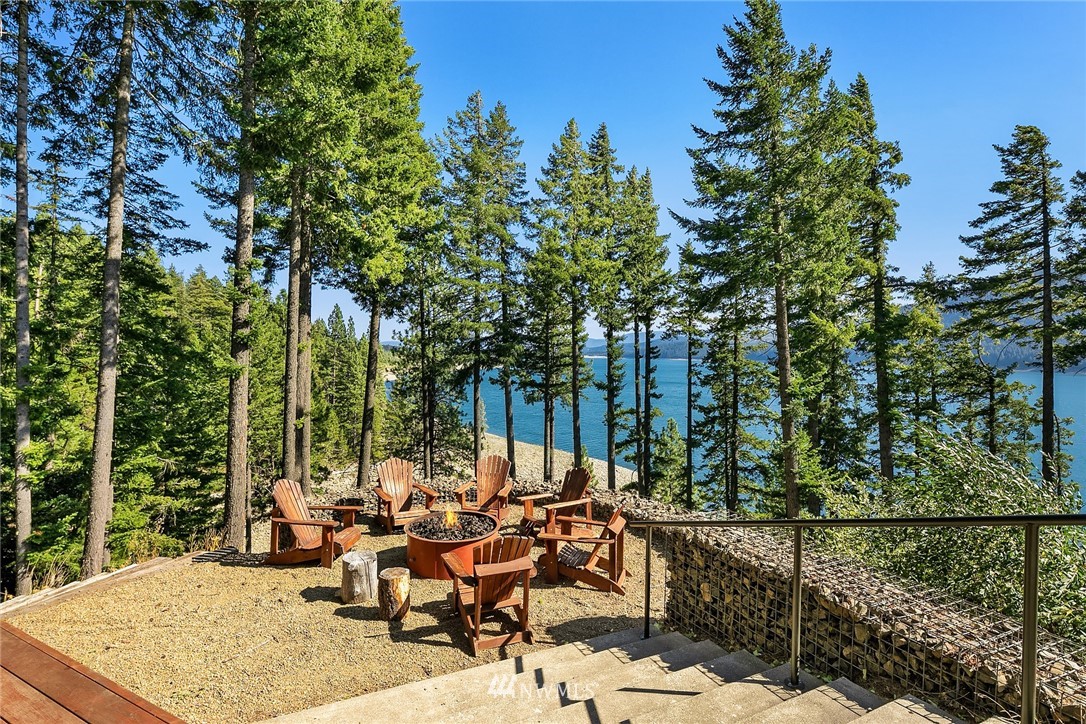 821 Timber Cove Drive Ronald, WA 98940 - Photo 9 of 40 a view of a patio with table and chairs and potted plants