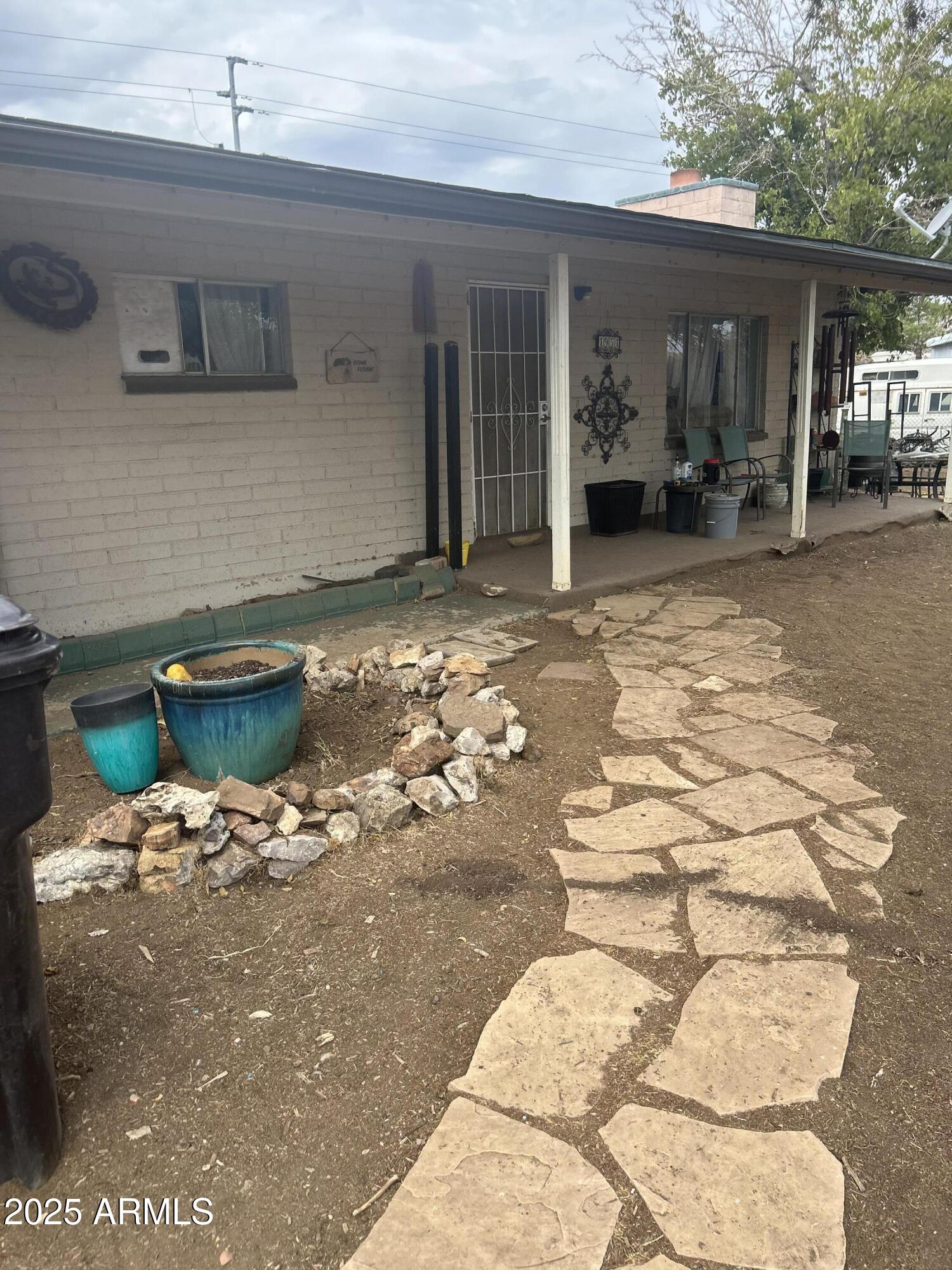 1954 North Bixby Road Globe, AZ 85501 - Photo 4 of 17 a front view of a house with a yard
