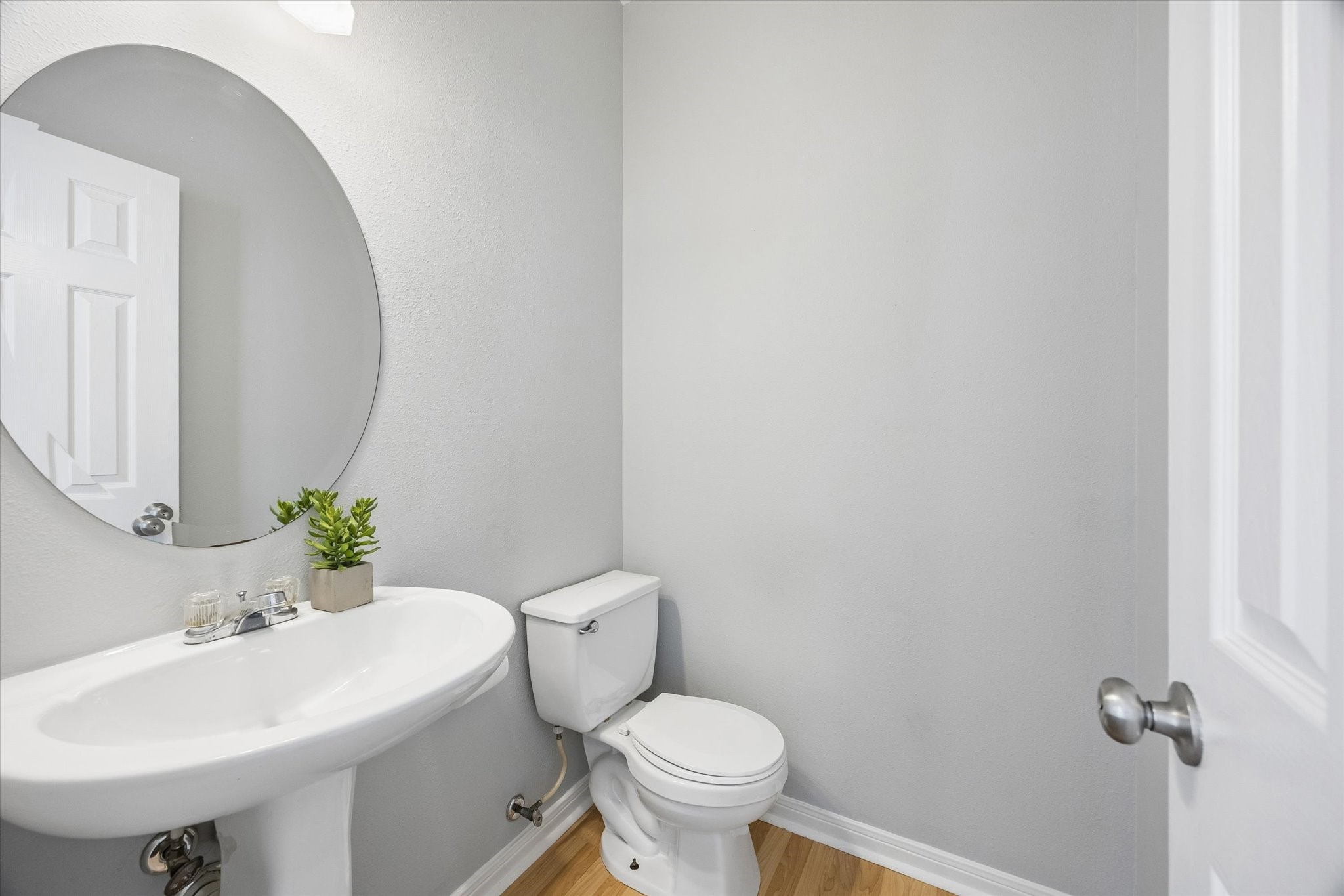 607 Travis Street, Unit 9 Webster, TX 77598 - Photo 11 of 32 Convenient first-floor half bath.