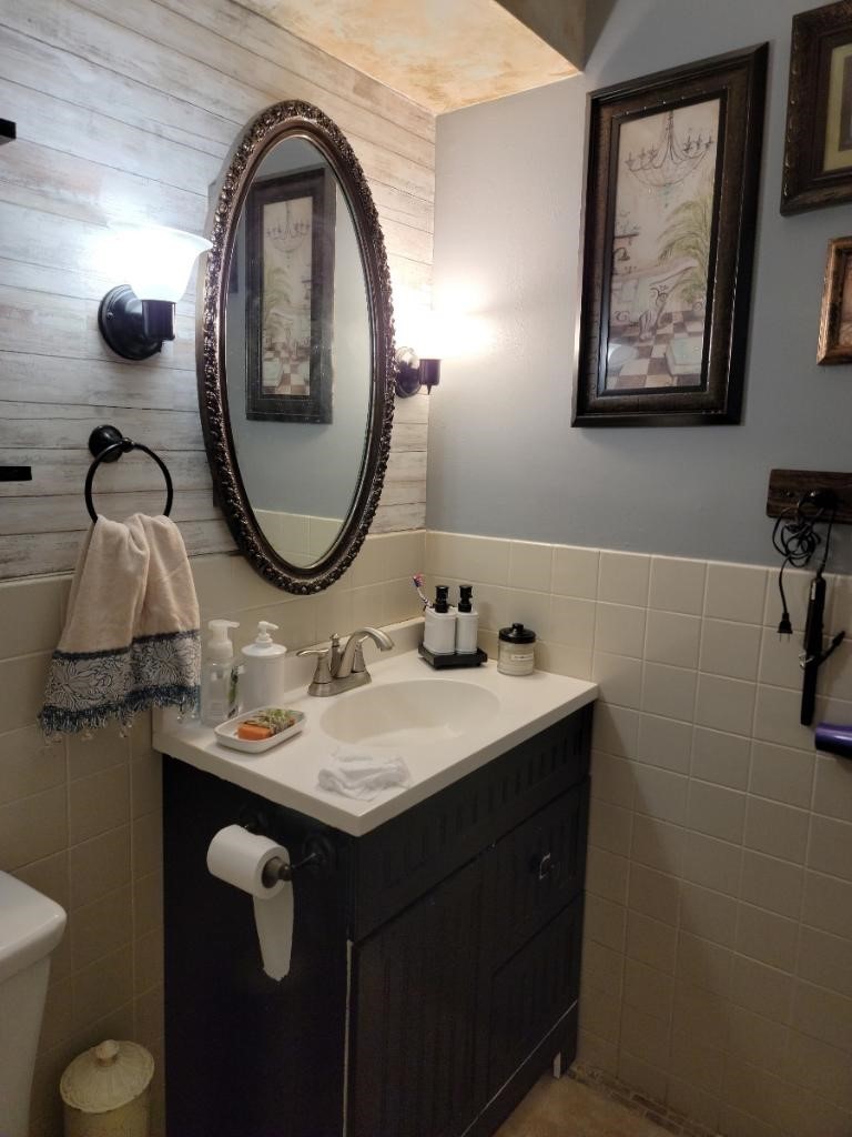 116 Alpine Lane Crete, IL 60417 - Photo 12 of 19 a bathroom with a sink and a mirror