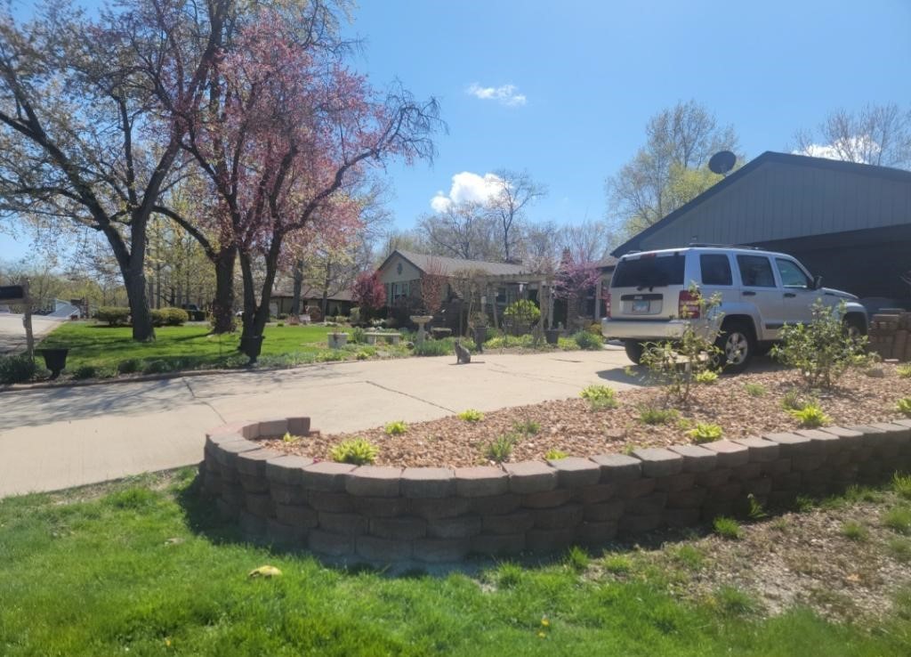 116 Alpine Lane Crete, IL 60417 - Photo 4 of 19 a view of a house with a yard