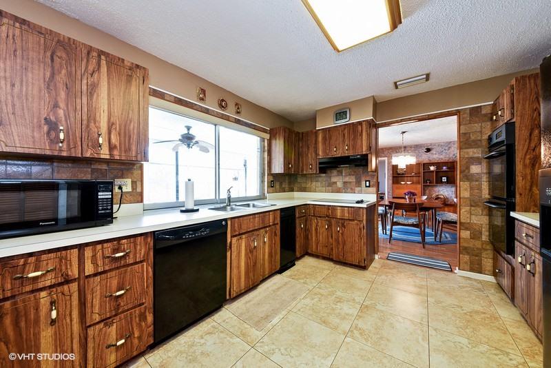 1182 Block Island Road Wellington, FL 33414 - Photo 4 of 15 KITCHEN