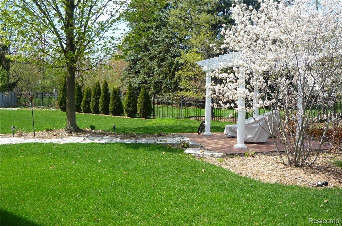 35310 Curtis Road Livonia, MI 48152 - Photo 9 of 11 Spring Pergola