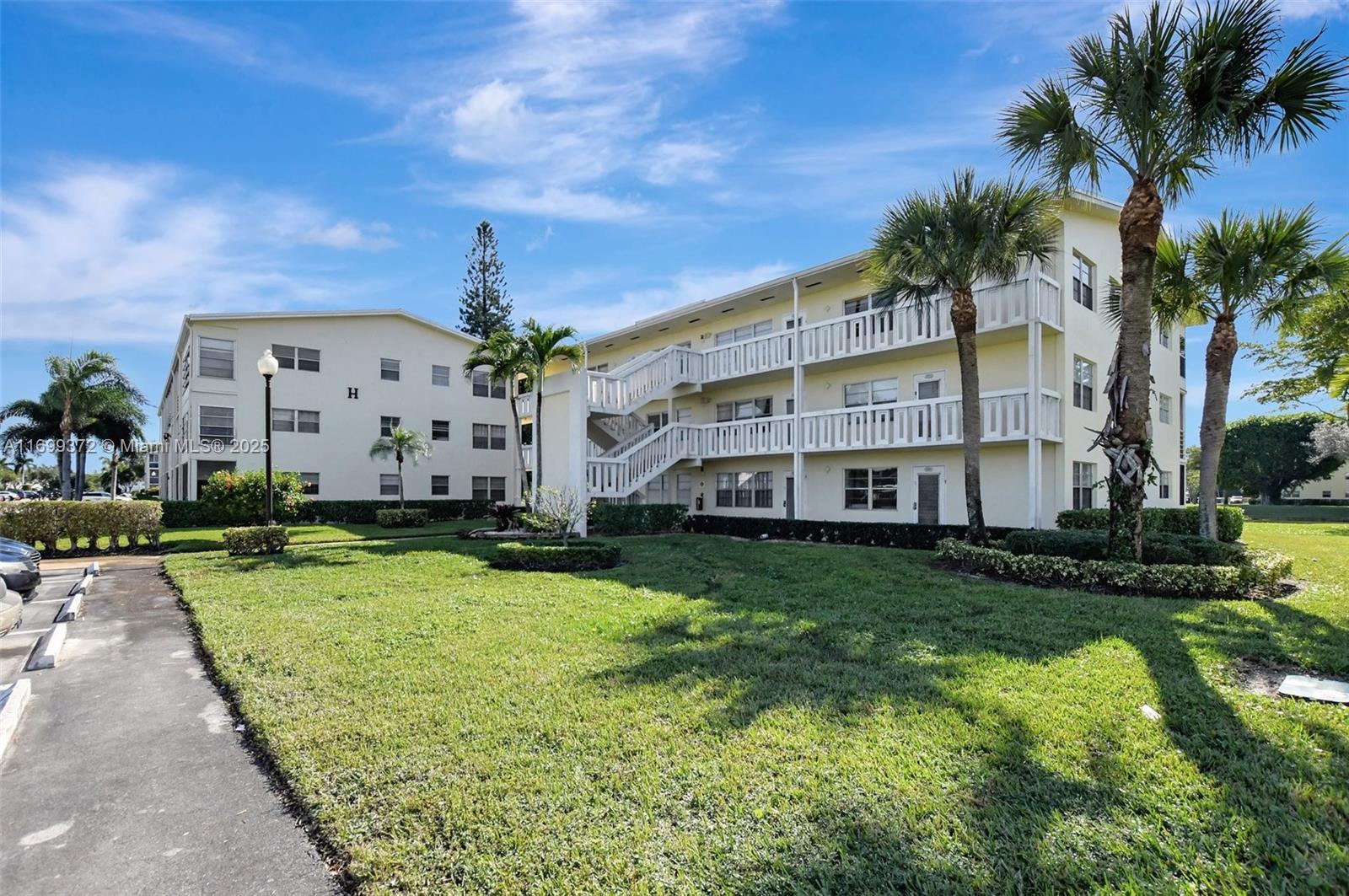 336 Dorset H, Unit H Boca Raton, FL 33434 - Photo 3 of 55 Gallery Image 3