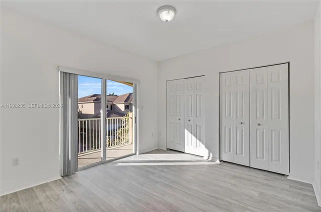 a view of livingroom with furniture and entryway