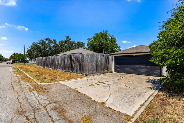 a view of a outdoor space in front of a house