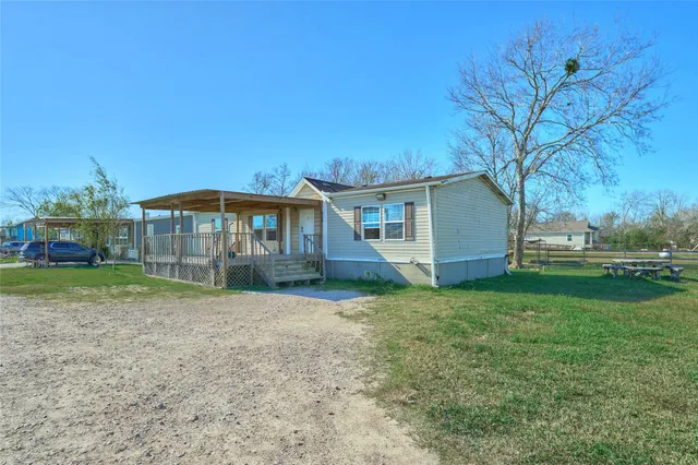 a view of a house with backyard and garden