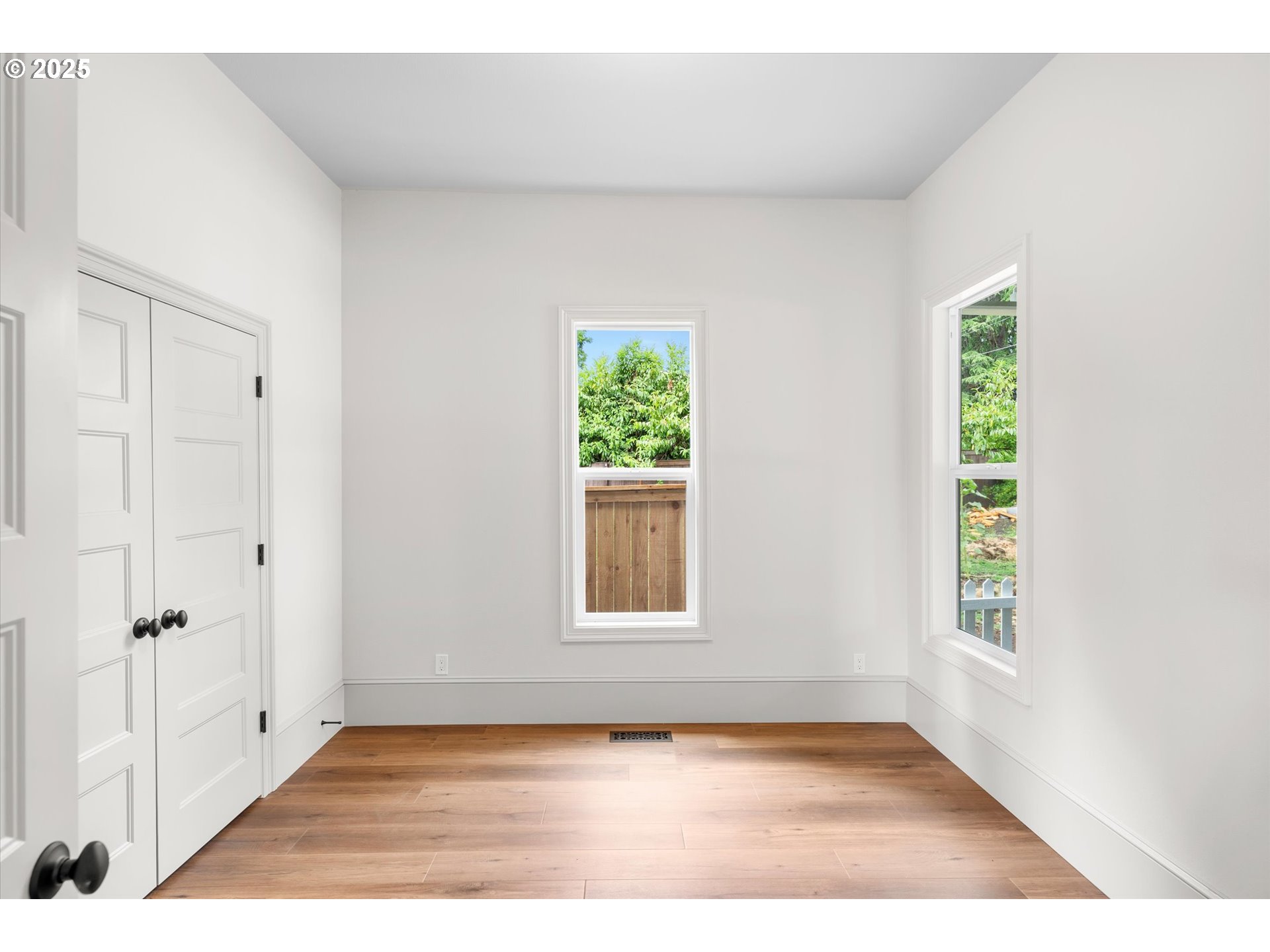 2089 5th Avenue West Linn, OR 97068 - Photo 13 of 34 a view of an empty room with window