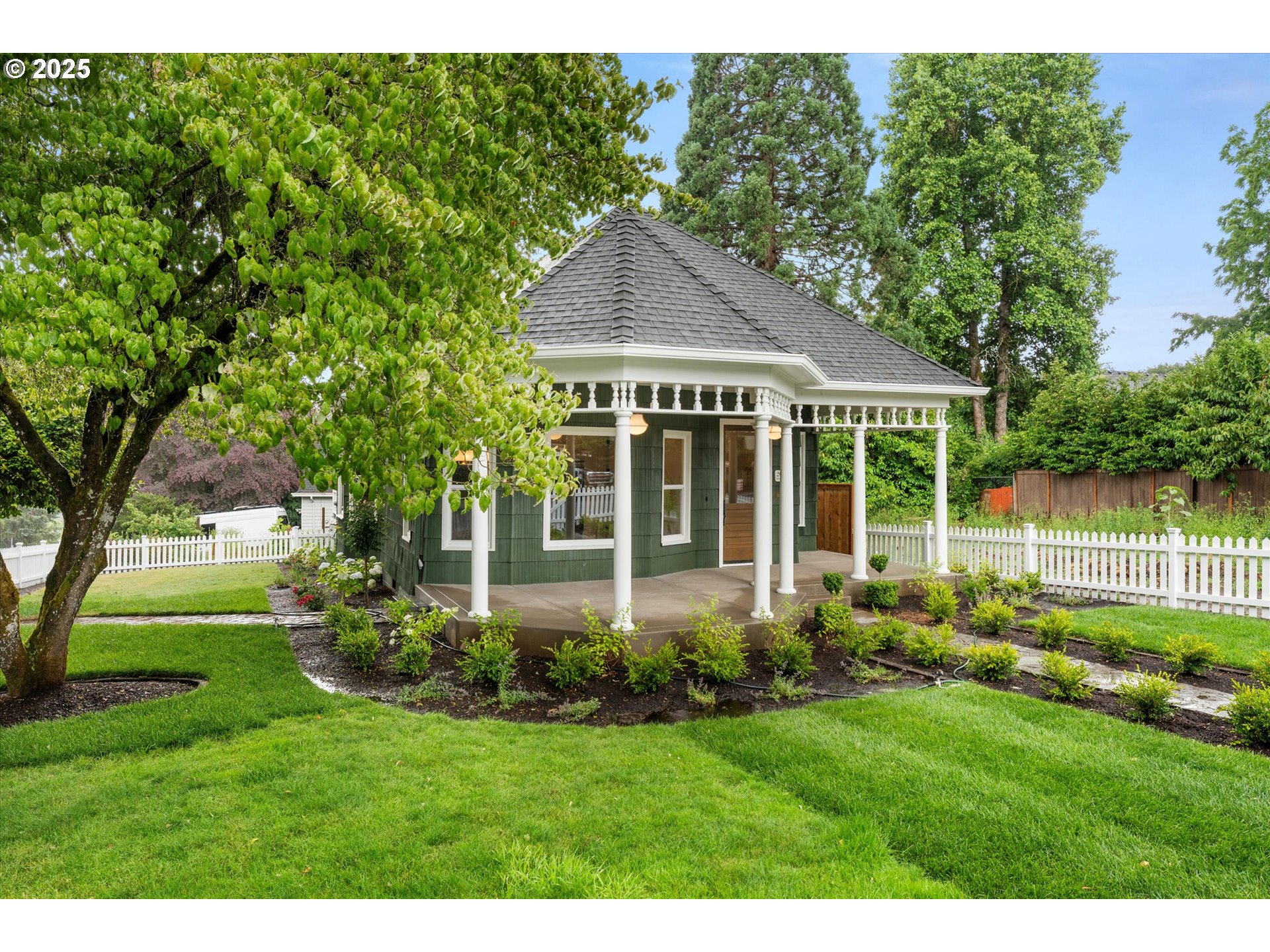 2089 5th Avenue West Linn, OR 97068 - Photo 2 of 34 a front view of a house with garden