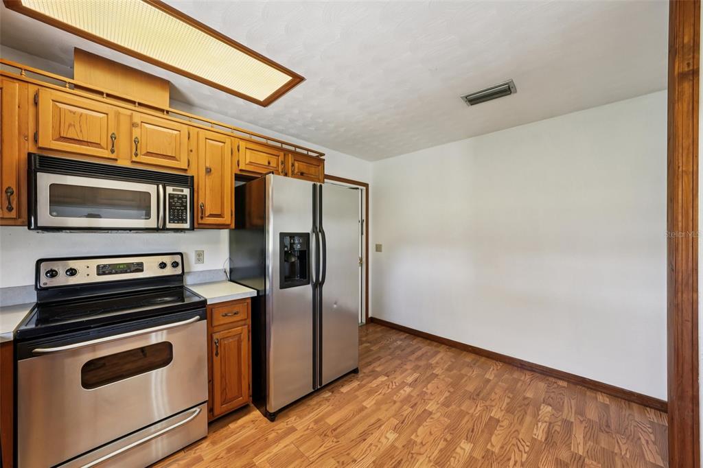 4716 Gallagher Road Plant City, FL 33565 - Photo 24 of 69 a kitchen with stainless steel appliances a stove a microwave and a refrigerator