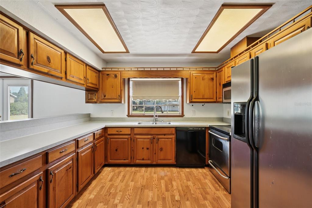 4716 Gallagher Road Plant City, FL 33565 - Photo 28 of 69 a kitchen with stainless steel appliances granite countertop a sink a stove and refrigerator