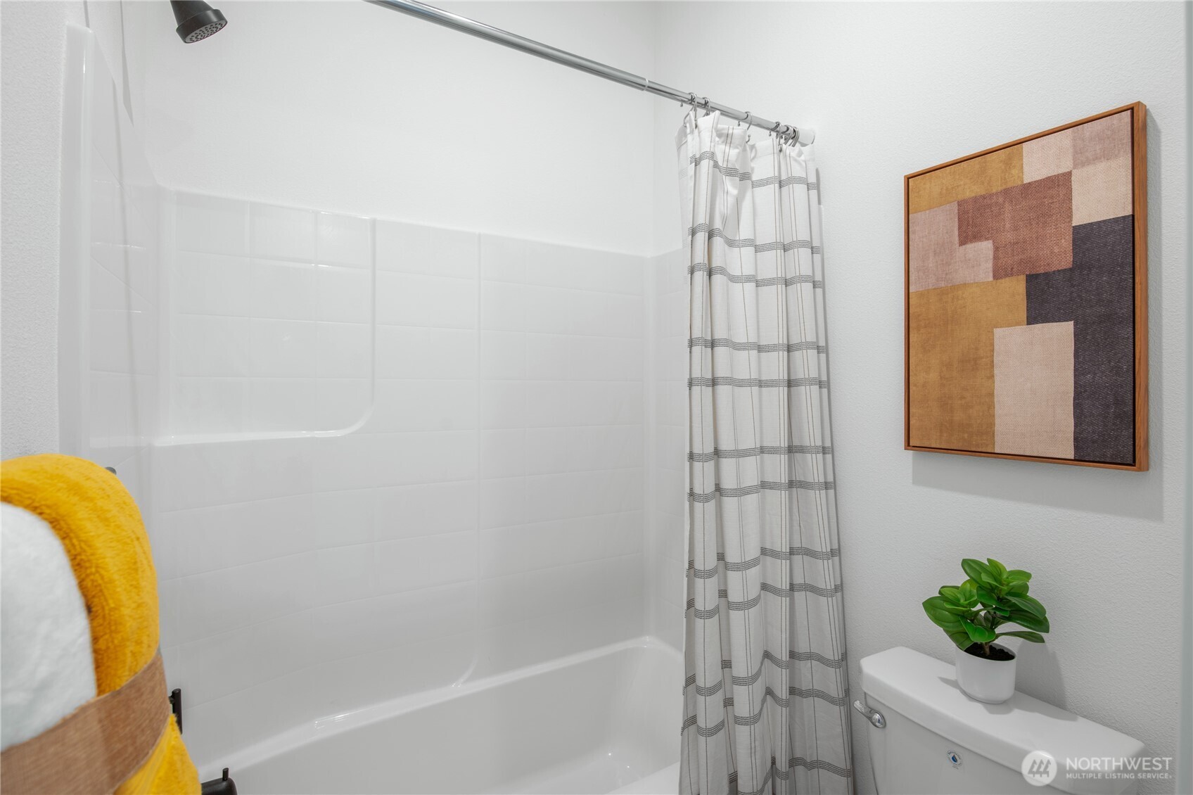 601 Sunbeam Place Sequim, WA 98382 - Photo 23 of 26 a bathroom with a shower curtain and a bathtub