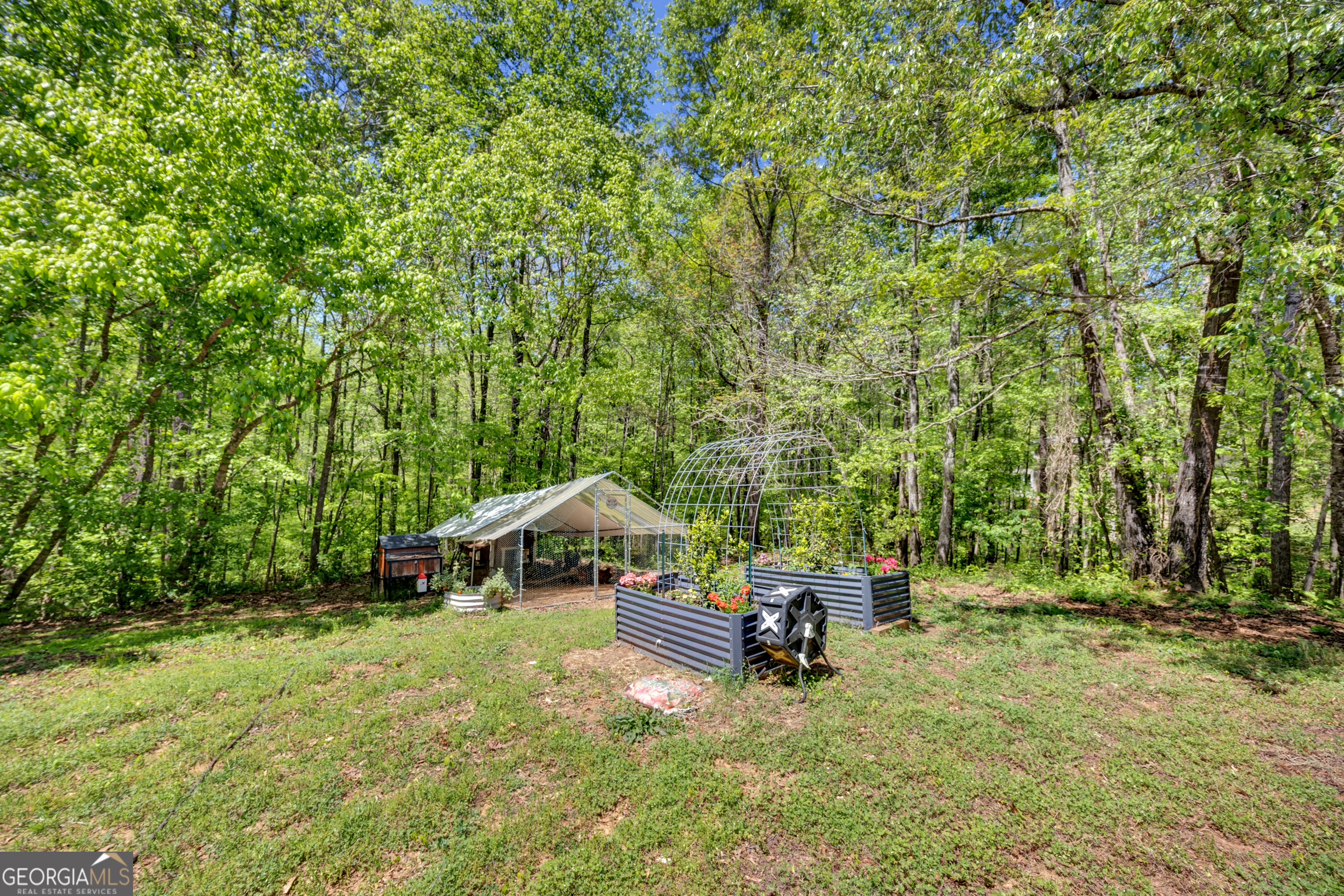 115 Crestview Lane Newborn, GA 30056 - Photo 47 of 53 a backyard of a house with table and chairs