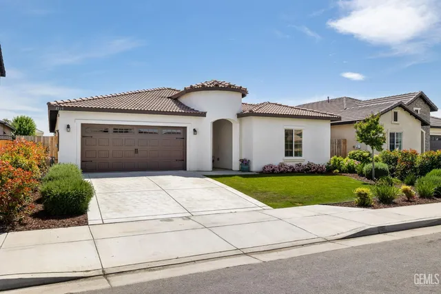 a view of a house with a yard and plants